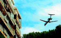 Casi sobrevuelo del edificio Bermar Park de Gavà Mar por parte de un avión que se aproxima al aeropuerto del Prat para aterrizar en la tercera pista